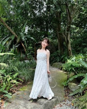 Ari Ozawa Instagram - シンガポール🇸🇬

緑と滝が多い国でした！
日本より虫がいない事とトイレが綺麗な所はポイント高い👏👏
私は管理された緑が大好きです☺️❤️

ソンファバクテーも行きました🍚
写真はバラ肉🍖柔らかかった
(リブは脂身が少なくて食べやすかったです)

#シンガポール
#シンガポール旅行 
#ジュエル
#シンガポール動物園
#クラウドフォレスト 
#ガーデンズバイザベイ 
#バードパラダイス