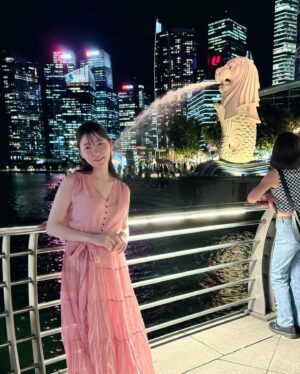 Ari Ozawa Instagram - シンガポール🇸🇬

緑と滝が多い国でした！
日本より虫がいない事とトイレが綺麗な所はポイント高い👏👏
私は管理された緑が大好きです☺️❤️

ソンファバクテーも行きました🍚
写真はバラ肉🍖柔らかかった
(リブは脂身が少なくて食べやすかったです)

#シンガポール
#シンガポール旅行 
#ジュエル
#シンガポール動物園
#クラウドフォレスト 
#ガーデンズバイザベイ 
#バードパラダイス