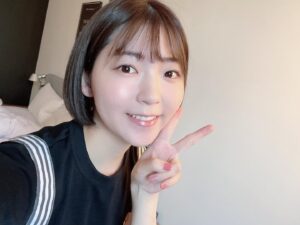 Ari Ozawa Instagram - 韓国では赤いソースを服にこぼすと思ったので黒で過ごしました😀

カラコンをつけようと思ったのに怖くて結局つけることができなかった😣まだ1回しか成功してないです