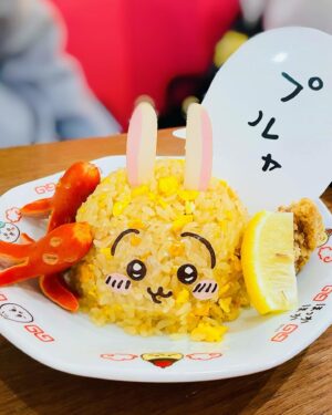 Ari Ozawa Instagram - 池袋PARCOのちいかわレストランに行ってきました🙌

めっちゃ食べました😋(1人で全部食べてないですよ)
可愛いだけじゃなく、全部美味しくて…！！👏
念願の郎ラーメンも量多くてむちゃうまで最高でした！
帰りに隣のショップで食器グッズを爆買いしました🛍️

#ちいかわ
#ちい活 
#ちいかわレストラン