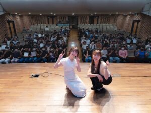 Ari Ozawa Instagram - 小澤亜李1stファンミーティングin Seoul

３週間という短い期間で気づいて集まってくれたファンの皆さん！🫶🏻
初めてのファンミとハイタッチ、皆さんと過ごした時間を思い出すとあたたかい気持ちになります。
素敵な1日でした🥰
本当にありがとうございました！
お手紙もプレゼントも大切にします✉️

日本から来てくれた2人の事も忘れません☺️🫰

MCと通訳してくれたらいむさん(@l.ime_1 )☺️可愛かったです

@daesung_entertainment さんに感謝を込めて🫶🏻

3주라는 짧은 기간동안 눈치채고 모여주신 팬분들입니다!🫶🏻
처음 팬미와 하이파이브, 여러분과의 시간을 생각하면 따뜻한 마음이 듭니다.
멋진 하루였어요🥰
정말 감사합니다!
편지도 선물도 소중히 간직할께요✉️

#오자와아리
#小澤亜李
#ファンミーテング