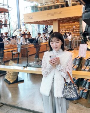 Ari Ozawa Instagram - 中目黒をぶらり
有名なスタバにやっといきました🙂混んでた！

私は石臼抹茶アフォガード🍵
ゆったりできそうな時にまたコーヒー飲みたいな😊

数日後に気温が下がってくるっぽかったので、薄着もラストかな🙂お気に入りの服でおでかけ楽しかった！
カフェもランチもショッピングも満足！🫶🏻

#中目黒
#スタバ
#starbucks