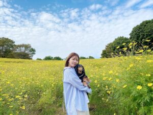 Ari Ozawa Instagram - 毎年恒例のコスモス散歩してきました☺️🌼
金木犀もすごく良いにおいだった〜

毎年秋になると「コスモスロッピゴしよー」って私が言い出す(語呂が好きなだけ)😆IUがカバーしたMeaning of youが大好きです🌼

#コスモス
#コスモス畑 
#昭和記念公園