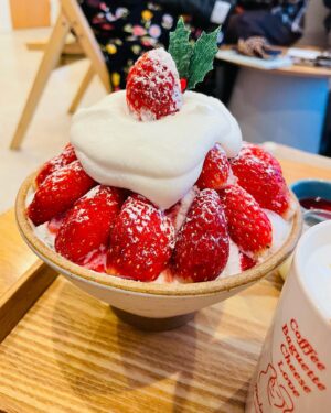 Ari Ozawa Instagram - 混んでるので新大久保にはあまり行かないんですが
@bam_bi_coffee は美味しくて並んじゃいます😋

甘いのが苦手な私も美味しく食べられて🥰
甘いのが好きな人はシロップで足せるのでみんなハッピー🫶🏻

いちごピンス🍧はふわふわで
インジョルミパンケーキ🥞はやわらかもっちりで最高😋
もっちりなクリームがクセになります♡

#バンビコーヒー 
#韓国カフェ #新大久保カフェ 
#新大久保
#ピンス #パンケーキ