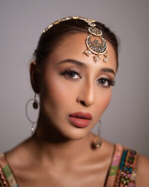 Ariah Agarwal Instagram - 🌙💫
.
.
@makeupbydimpleramsay @vjsolankii 
#indian #brownskin #makeup #eid #eid2024 #eidmubarak
