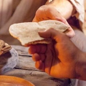 Arianne Botelho Instagram - Lá vamos nós de novo defender o óbvio… 

“Câmara de SP aprova em 1ª votação projeto que prevê multa de R$ 17 mil a quem doar comida a moradores de rua“

Com tantas coisas para serem feitas, e a @camarasaopaulo está preocupada e perseguir quem ajuda os necessitados. Vcs são uma vergonha!!!! 

#repost @padrejulio.lancellotti 
Pão partilhado