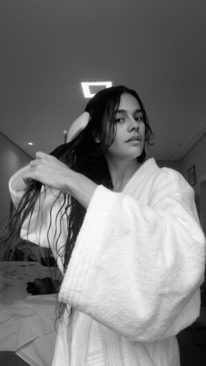 Arianne Botelho Instagram - Bom, quem me acompanha por aqui sabe que eu precisei colocar Megahair para viver a Maria no longa “A Prisioneira”. Durante esse periodo de gravações, eu precisei ter alguns cuidados com essa cabeleira toda. Eu gravei um video mostrando o passo a passo desses cuidados. Quem usa megahair sabe que os cuidados com as madeixas precisam ser redobradas! Que bom que eu tinha uma equipe incrivel que me ajudou muito nesse processo tambem!
E vocês? Ja tiveram alguma experiência com Megahair? Tem vontade de colocar? Me contem aqui nos comentarios!
#vidadeatriz #cinemabrasileiro #cinemanacional #aprisioneira #megahair