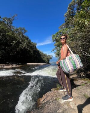 Arianne Botelho Instagram - Cachoeira do Bracui 💙🥹 
La no fundo, dava pra ver Angra dos Reis! 
Imersa na natureza eu me sinto mais pertinho de Deus, dos meus guias, orixás e de quem me acompanha na minha espiritualidade. 
Que lugar mágico! 
Que euforia eu senti em estar nessa imensidão! #cachoeiradobracui #bananal #natureza