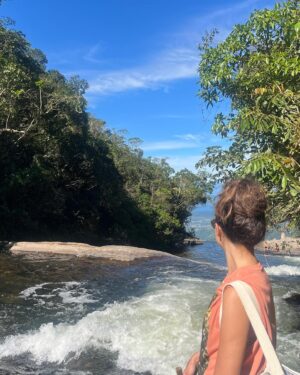 Arianne Botelho Instagram - Cachoeira do Bracui 💙🥹 
La no fundo, dava pra ver Angra dos Reis! 
Imersa na natureza eu me sinto mais pertinho de Deus, dos meus guias, orixás e de quem me acompanha na minha espiritualidade. 
Que lugar mágico! 
Que euforia eu senti em estar nessa imensidão! #cachoeiradobracui #bananal #natureza