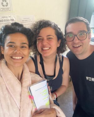 Arianne Botelho Instagram - Hoje eu me despeço da minha MARIA. 
E esse post é pra falar da experiência incrível que foi dar vida pra ela!  Ainda tô processando tudo o que eu vivi nesse trabalho e o tanto que a Maria me exigiu em todos os sentidos. Minha primeira protagonista no cinema foi extremamente intensa, divertida, espoleta, forte, ousada, surpreendente, com uma carga emocional fortíssima, cheia de camadas e nuances que fez com que eu me desmembrasse em muitas para dar tudo o que ela precisava em cada cena. 
Foi lindo, emocionante e sei que vai deixar muitas saudades. Já está dando! 
Maria foi um presente! Desses trabalhos que a gente enche os olhos quando fala sobre. 
Que da brilho nos olhos e esquenta o coração! 
Que maravilhoso viver tudo isso ao lado de tanta gente incrível! 
Aliás, o próximo post é dedicado a cada um que fez parte dessa aventura! ❤️‍🔥
#cinemanacional #cinemabrasileiro #aprisioneira #cinema #atrizbrasileira