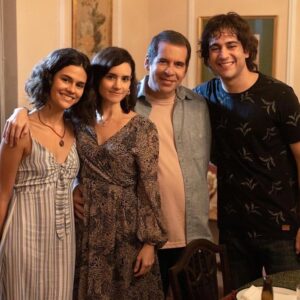 Arianne Botelho Instagram - Viva o cinema brasileiro!!!!! 🎬🍿🇧🇷
Aprendi taaaanto em cada trabalho… 
O Brasil é um país com uma cultura riquíssima que merece ser explorada ao máximo e reconhecida por esse mundão de meu Deus! 
Tem muito filme brasileiro bom gente! 
Vamos consumir nossa cultura!! 
#cinemabrasileiro #cinemanacional #cinema #osequestrodovoo375 #aprisioneira #omaniacodoparqueofilme #tudobemnonatalquevem #ameninaquematouospaisaconfissão