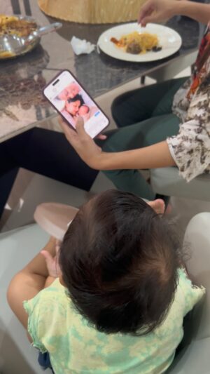 Arie Kriting Instagram - Ada yang senang karena sudah boleh kenalan sama Aunty dan Uncle Online-nya. 🥰