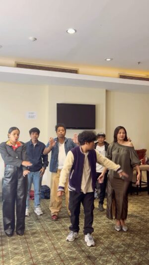 Arie Kriting Instagram - Sambil nunggu KAKA BOSS tayang, kita bakar-bakar lemak pakai goyangan dulu.
@pianmbeke @mikhelia @indahpermatas @adrian_mattheis @arifbrata 

#FilmKAKABOSS #KakaBoss #Tabakar 🔥🔥🔥