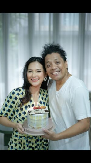 Arie Kriting Instagram - SELAMAT ULANG TAHUN NONA @indahpermatas 🥰 Semoga panjang usia, sehat selalu dan banyak bahagia. Pasti tidak setiap saat kebahagiaan itu datang, tapi semoga saja lebih banyak bahagianya. Bahkan saat cobaan dan tantangan kehidupan hadir, semoga saja tetap bisa mencari celah bahagianya. Kamu happy? Pasti sih, kan lagi happy birthday. 🥰