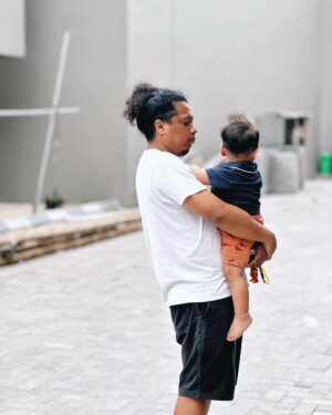 Arie Kriting Instagram - Rie, kok sekarang gendutan?
Sebagai seorang bapak, saya baru menyadari kalau perut gendut itu punya manfaat, untuk membuat anak nyaman saat kita gendong. Nyangkut dan tidak gampang melorot.
Oh jadi ini hikmahnya. 🤔