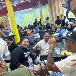 Arie Kriting Instagram - Innalillahi wa innailaihi rojiun.
Selamat jalan kawan seperjuangan, nyaris semua awal dari karir profesional di industri hiburan ini kita jajal bersama. Panggung Tv pertama kita sama-sama di SUCI 3 Kompas TV, acara series TV pertama kita bareng di Comic Story, dan film pun juga kita melangkah awal bersama-sama di Comic 8 sodaraku. Terakhir kamu buat Dadar Beredar pun kita datang meramaikan dan mensyukuri setiap hal baik dalam hidup.

Ya Allah SWT, terimalah kembalinya sahabat kami Babe Cabita, Priya Prayoga Pratama, berikan tempat terindah di sisi-Mu Ya Allah. Sesungguhnya saya turut bersaksi bahwa Babe adalah sahabat yang baik, setia kawan, tidak pernah berpikir untuk merugikan atau mencelakai orang lain. Terimalah amal ibadahnya, ampunilah khilaf semasa di dunia. 
Mohon doanya ya teman semua, semoga Babe beristirahat dengan tenang dan keluarga yang ditinggalkan diberikan ketabahan dan kekuatan. Al Fatihah. 😔🙏🏽