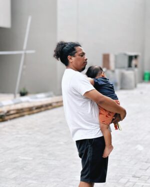 Arie Kriting Instagram - Rie, kok sekarang gendutan?
Sebagai seorang bapak, saya baru menyadari kalau perut gendut itu punya manfaat, untuk membuat anak nyaman saat kita gendong. Nyangkut dan tidak gampang melorot.
Oh jadi ini hikmahnya. 🤔