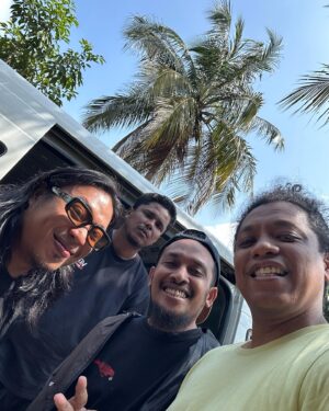 Arie Kriting Instagram - Jogja, kita on the way ke sana ya. 🥰

Menurut kalian, Mamat Al Katiri bawa bekal apa?