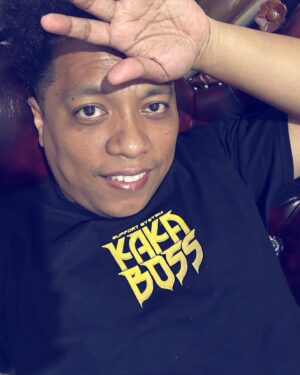 Arie Kriting Instagram - Kalian lagi apa nih kawan? Masih pada pakai baju lebaran atau sudah ganti kaos yang nyaman?