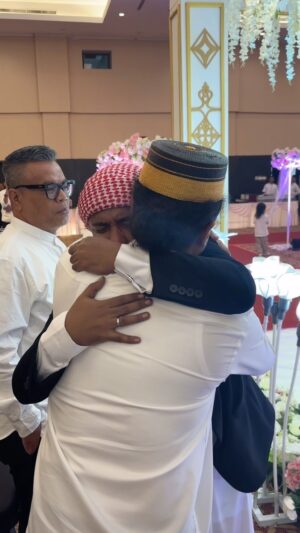 Arie Kriting Instagram - Dulu dia pikir saya prank dia. Alhamdulillah manusia ini tidak mengikuti perasaan su’udzonnya kepada saya. Dan akhirnya dia menemukan pelabuhan terakhirnya. Selamat @mamat_alkatiri semoga bahagia dunia dan akhirat bersama @nafhafirah yaa. 🥰🙏🏽