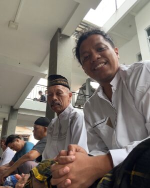 Arie Kriting Instagram - Moment apa yang bikin kamu bangga sama sosok Ayah?

Kalau saya, paling bangga sama saya punya Bapak itu karena beliau selalu berusaha kuat. Jadi bapak-bapak di Timur dengan keadaan ekonomi yang kurang memadai, tidak bikin bapak saya kecil hati dan mengecilkan mimpi anak-anaknya. Biar pun keadaan sulit, bapak selalu yakinkan saya untuk sekolah sampai ke tanah Jawa. Bapak sering sekali cari ikan di laut malam-malam, biar pengeluaran bisa ditekan karena gaji bapak pasti kurang kalau tiap saat beli lauk dari pasar. Tapi bapak tidak pernah bilang itu karena ekonomi kami sulit, bapak selalu bilang ikan segar dari laut jauh lebih baik. Biar kita tidak minder dan berkecil hati. Terima kasih bapak, sudah jadi contoh laki-laki yang tabah dan kuat untuk saya. ☺️🙏🏽

Film Kaka Boss ini sedikit banyak ada bagian dari kenangan saya dan bapak juga. 

Jadi, kalian ada memori apa soal bapak?

#FilmKAKABOSS #KAKABOSS #GasKitaGas #Tabakar