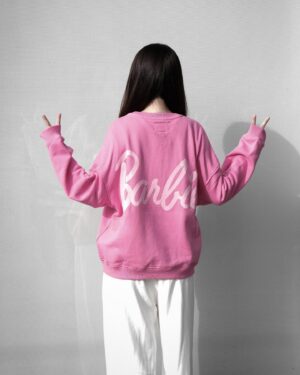 Ariel Chiao Instagram - Roots 50週年快樂🎉
Barbie X Roots限量聯名系列和玩偶
難得難得我有粉色的衣服🤭
謝謝Roots🩷
-
@rootstaiwan 
#roots50 #barbiexxroots #barbie