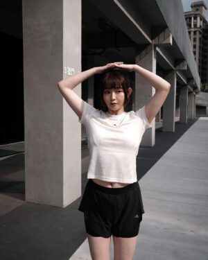 Ariel Chiao Instagram - 真的超級無敵霹靂少在穿這種貼身運動服
雖說肚肚很熱情的出來和大家打招呼
但必須說 運動還是要對的裝備才事半功倍呀～～～
透氣舒適有夠讚啦！！！
謝謝 @adidas_tw 💜

#adidastraining 
#AIRCHILL
#adidastaiwan