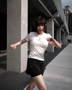 Ariel Chiao Instagram - 真的超級無敵霹靂少在穿這種貼身運動服
雖說肚肚很熱情的出來和大家打招呼
但必須說 運動還是要對的裝備才事半功倍呀～～～
透氣舒適有夠讚啦！！！
謝謝 @adidas_tw 💜

#adidastraining 
#AIRCHILL
#adidastaiwan