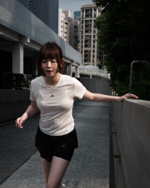 Ariel Chiao Instagram - 真的超級無敵霹靂少在穿這種貼身運動服
雖說肚肚很熱情的出來和大家打招呼
但必須說 運動還是要對的裝備才事半功倍呀～～～
透氣舒適有夠讚啦！！！
謝謝 @adidas_tw 💜

#adidastraining 
#AIRCHILL
#adidastaiwan