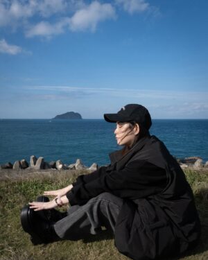 Ariel Chiao Instagram - 我的29歲 -
2023的最後一天 回想一下今年發生的所有事情
好像只能用「轟轟烈烈兵兵乓乓」來形容
啊～
2024相信一切都會好起來的！（吧？
新年快樂各位～
我已經在期待30歲的到來🙂
-
大學T、背心外套都是 @m_chu___ 
（私心愛店