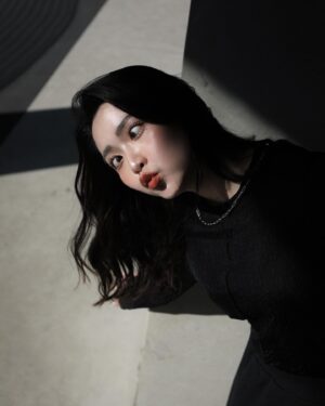Ariel Chiao Instagram - 原本想拍可愛的鬥雞眼照
殊不知直接變安娜貝爾的姐姐🤷🏻‍♀️
-
💄 @roycechou