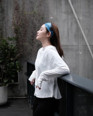 Ariel Chiao Instagram - 好久沒動一下
一週一篇文已經被我拋在腦後了⋯🫣
總之要說poly出了很讚的輕涼衣！！！
☑️長版短板兩種版型
（我白色拿短板、黑灰色拿長版有口袋）
☑️防曬UPF50 
☑️親膚瞬涼布料（真的很！有！感！
☑️加大帽簷（個人超喜歡，限動有發戴起來的樣子
運動穿！防曬穿！夏天必備啊啊啊～～
去年夏天已曬怕，今年夏天就交給 @polylulu_tw 

#輕涼衣
#防曬
#運動
