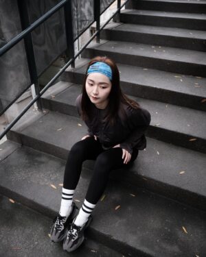 Ariel Chiao Instagram - 好久沒動一下
一週一篇文已經被我拋在腦後了⋯🫣
總之要說poly出了很讚的輕涼衣！！！
☑️長版短板兩種版型
（我白色拿短板、黑灰色拿長版有口袋）
☑️防曬UPF50 
☑️親膚瞬涼布料（真的很！有！感！
☑️加大帽簷（個人超喜歡，限動有發戴起來的樣子
運動穿！防曬穿！夏天必備啊啊啊～～
去年夏天已曬怕，今年夏天就交給 @polylulu_tw 

#輕涼衣
#防曬
#運動