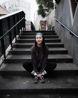Ariel Chiao Instagram - 好久沒動一下
一週一篇文已經被我拋在腦後了⋯🫣
總之要說poly出了很讚的輕涼衣！！！
☑️長版短板兩種版型
（我白色拿短板、黑灰色拿長版有口袋）
☑️防曬UPF50 
☑️親膚瞬涼布料（真的很！有！感！
☑️加大帽簷（個人超喜歡，限動有發戴起來的樣子
運動穿！防曬穿！夏天必備啊啊啊～～
去年夏天已曬怕，今年夏天就交給 @polylulu_tw 

#輕涼衣
#防曬
#運動