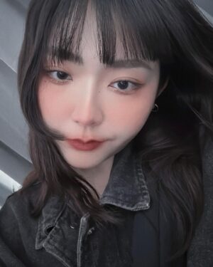 Ariel Chiao Instagram - 走在路上看見一間髮廊就默默進去了⋯
換換心情🙈