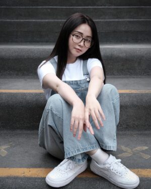 Ariel Chiao Instagram - 怎麼 好像 某個卡通人物？
重點是眼鏡好好看！！！
模糊的西哥也好看～🤗🤗🤗

#MichaelKorseyewear
#小林眼鏡獨家
