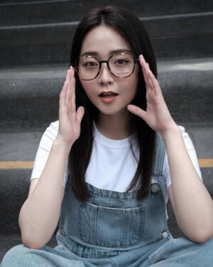 Ariel Chiao Instagram - 怎麼 好像 某個卡通人物？
重點是眼鏡好好看！！！
模糊的西哥也好看～🤗🤗🤗

#MichaelKorseyewear
#小林眼鏡獨家