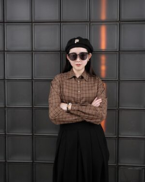Ariel Chiao Instagram - 這趟和家人去東京五天
墨鏡真的是太棒 懶惰化妝擦個唇膏解決一切～

心得：滿滿的人類滿滿的排隊滿滿的走路滿滿的迷失在地鐵
只能找沒人小角落拍照 
謝謝弟弟妹妹不厭其煩（？

-
格子上衣和我超愛的花苞裙都是⬇️
 @zwsifan  @hyggecomm