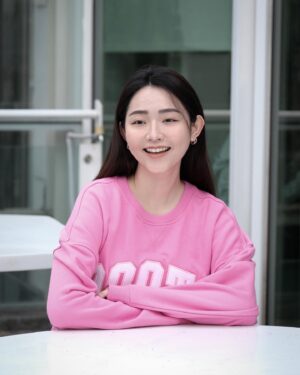 Ariel Chiao Instagram - Roots 50週年快樂🎉
Barbie X Roots限量聯名系列和玩偶
難得難得我有粉色的衣服🤭
謝謝Roots🩷
-
@rootstaiwan 
#roots50 #barbiexxroots #barbie