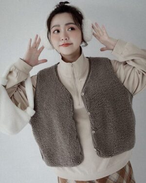 Ariel Chiao Instagram - 穿新衣戴新帽準備過新年🤎
希望天可以繼續冷下去～～～