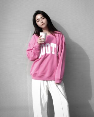 Ariel Chiao Instagram - Roots 50週年快樂🎉
Barbie X Roots限量聯名系列和玩偶
難得難得我有粉色的衣服🤭
謝謝Roots🩷
-
@rootstaiwan 
#roots50 #barbiexxroots #barbie