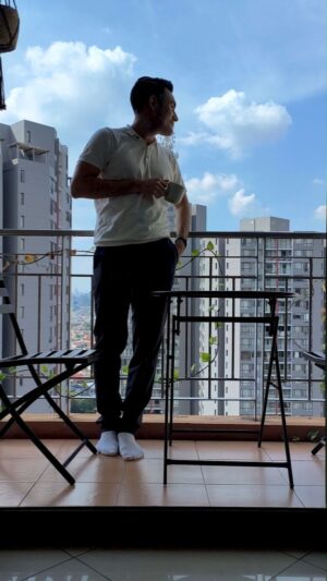 Arifin Putra Instagram - Menjaga lingkungan itu penting untuk keselamatan bumi kita tercinta. Kalau kita belum bisa melakukan hal besar, mungkin kita bisa mulai dari yang kecil dulu, yaitu diri kita sendiri. 

Bagi gue, punya mobil yang ramah lingkungan bisa jadi pilihan. Karena itu, gue tertarik banget pas lihat showcase mobil Toyota All New Yaris Cross HEV yang ada di Mall Grand Indonesia. Design Toyota All New Yaris Cross HEV juga sporty dan sophisticated. 

Oiya, @toyotaid juga lagi adain photo contest dengan hadiah saldo e-wallet sebesar 5 juta rupiah untuk 10 pemenang terpilih, lho. Buat kalian yang mau ikutan, bisa ikuti cara di bawah ini, ya:
1. Follow dan like postingan photo contest di akun @toyotaid
2. Unggah foto kamu lagi pose bareng Toyota All New Yaris Cross HEV ke feed instagram
3. Buat caption yang fun & creative tentang Toyota All New Yaris Cross HEV
4. Wajib menyertakan hashtag #AllNewYarisCross #EnergizeandActiveNow
5. Tag @toyotaid dan 3 teman lainnya dan ajak mereka untuk ikutan challenge ini

Periode photo contest akan sampai 18 Juni 2023. Good luck teman-teman!

#ToyotaIndonesia 
#AllNewYarisCrossHEV
#EnergizeandActiveNow