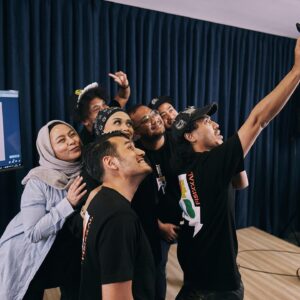 Arifin Putra Instagram - @arifinputra_ saat Press Conference Series “ Name For A Band “yang akan tayang 9 Juni mendatang di @comikaid 

@gamilaarief @pandji.pragiwaksono @kukuhya @patragumala @adrianoqalbi @randydanistha @miekeshrrr 

Di tunggu yaaa !!! 

#pressconference #series #comicaid #actor