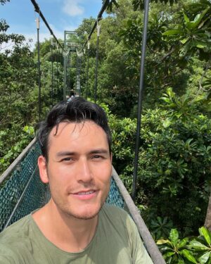 Arifin Putra Instagram - Hello Singapore! You never seize to surprise me. The Treetop Walk on the Macritchie Trail is awesome! Never knew you could hike here. Pernah ada yang hiking disini gak?