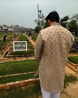 Arifin Shuvo Instagram - যখন অনেক কিছু বলার থাকে তখন হয়তো কিছুই বলা যায় না।

মা,
দেখতে দেখতে তোমার যাবার প্রায় ৩মাস,এখনও বোঝার চেষ্টা করছি যে কি হলো আসলে,আমি কী ঘুম থেকে উঠে দেখবো তুমি পাশের রুম টা তেই আছো।

সব কিছু কেমন যেনো হয়ে গেলো।পেশায় অভিনয় শিল্পী হয়েও আমি ঠিক আছি নামক অভিনয় টা হচ্ছে না একেবারেই,চেষ্টা চলছে।

তোমার শাড়ি দিয়ে পাঞ্জাবি বানিয়ে পড়েছি এবারএর ঈদ এ মা,আজকে যখন তোমার সাথে দেখা করতে যাচ্ছি নিচেগার্ড রা বললো এটা আন্টিরশাড়িনা স্যার?ভালো লাগলো এই ভেবে জে বিল্ডিং এর গার্ড রাও তোমাকে এই ৮/৯ বছর notice করেছে।

এবারতোমার গলার চেইন টা নিজেই পড়লাম,কিন্তু আমাদের ঐ comedy করা টা আর হলোনা যে আমি চাইবো আর তুমি বলবে নে,কিন্তু খুলে দেবে না।

তোমার সাথে কতো গল্প করা হলো না,আর হবে না।

ঈদ মুবারাক মা।

পৃথিবীর সকল মা কে ঈদ মুবারাক।