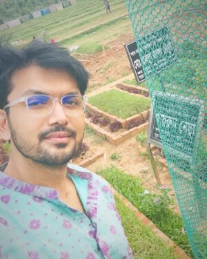 Arifin Shuvo Instagram - Goto 3din dhore hotat korei almost bola jete pare prothom bar eto ta pressure low holo..and shob kichur poreo komei ache..Eid er jonne ekhono doc er kache jaua hoy ni ..doc frind rai bole dicche ki ki korte hobe.
Shob staff der o chuti Eid er jonne..tou ami bhabchilam ei shorir niye gari chaliye ekbar mar shathe dekha kore ashte parbo kina…shokal theke duibar kapor poreo shorir begotik dekhe ber hoi ni…shondhar aage mone holo buker bhetor ta kemon kore uthlo..bhablam ja ache kopale..rastay bipode porle gari side kore boshe thakbe..Kintu Alhamdulillah kono oshubidha chara mirpur giye mar shathe dekha kore bario chole elam.
Mone holo shokal theke ma eku obhiman kore chilo j Eid er din ashli na tui..ekhon mone hocche ma khushi hoyeche..r boleche rastay Shandhane dekhe shune jabi ..r boleche Amar shob saree gulo k panjabi baniye felli?!!

Ami bhalo achi ma.
Tumi j pran bhore dua diye gecho..

Apnader shobai ke janai Eid er onek onek shubheccha 
Eid mubarak 🫂🤲🏼🤍
