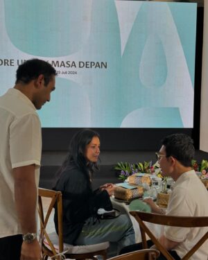 Ario Bayu Instagram - ❤️🇮🇩🫡 #HariIniUntukMasaDepan #SoreUntukMasaDepan
