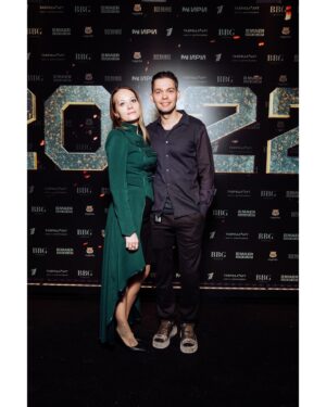 Aristarkh Venes Instagram - Премьера «20/22». Очаровательные @dash_ku и @evgenia_ymnai и мой боевой [жук] друг @igorogurtsov13