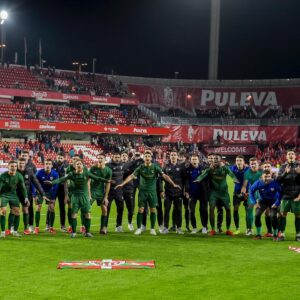 Aritz Aduriz Instagram - Distantziatik beti hurbil. Zorterik onena kuadrila! Beti Athletic!💪🏼#GranadaAthletic