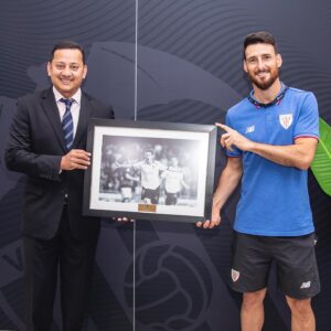 Aritz Aduriz Instagram - Aún sin público me vienen buenísimos recuerdos en esta despedida de Mestalla. Gracias por el detalle y por lo vivido y aprendido al @valenciacf. Amunt! #AA20 #athleticclub